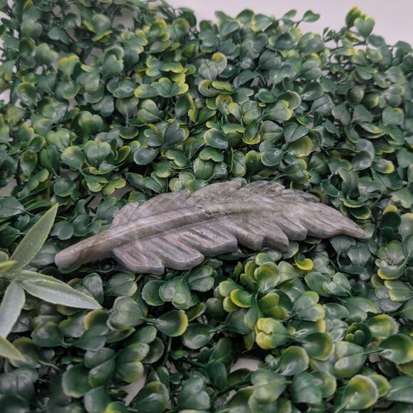 Rainbow Flash Labradorite Feather carving boho witch crystal collector natural - Picture 1 of 4
